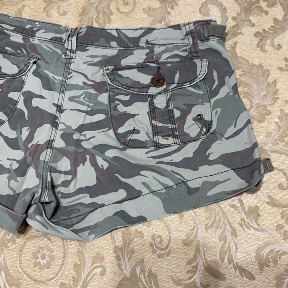 l.e.i. Camouflage Cuffed Shorts 15 - Picture 9 of 12
